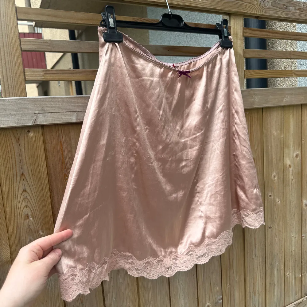 Säljer en otroligt vacker Odd Molly kjol i storlek 3 som motsvarar ungefär en storlek L. Använt skicka, finns tråddragning/ Ytludd.  . Kjolar.