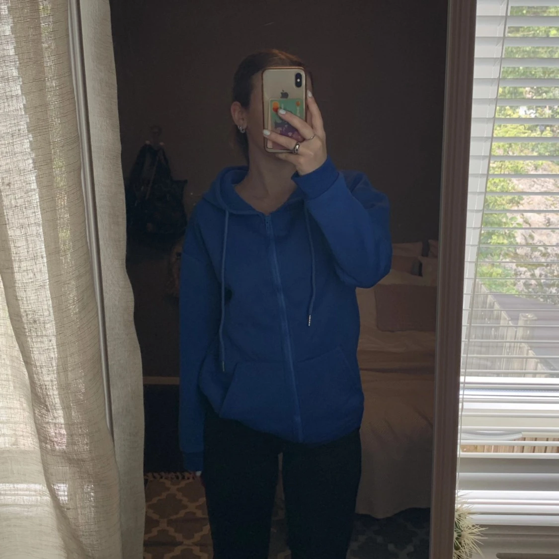 Blå hoodie med tryck