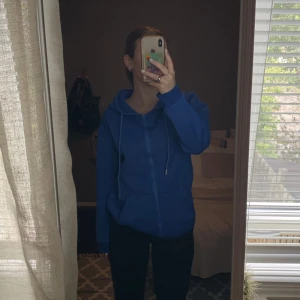 Blå hoodie med tryck - Blå hoodie med tryck på ryggen