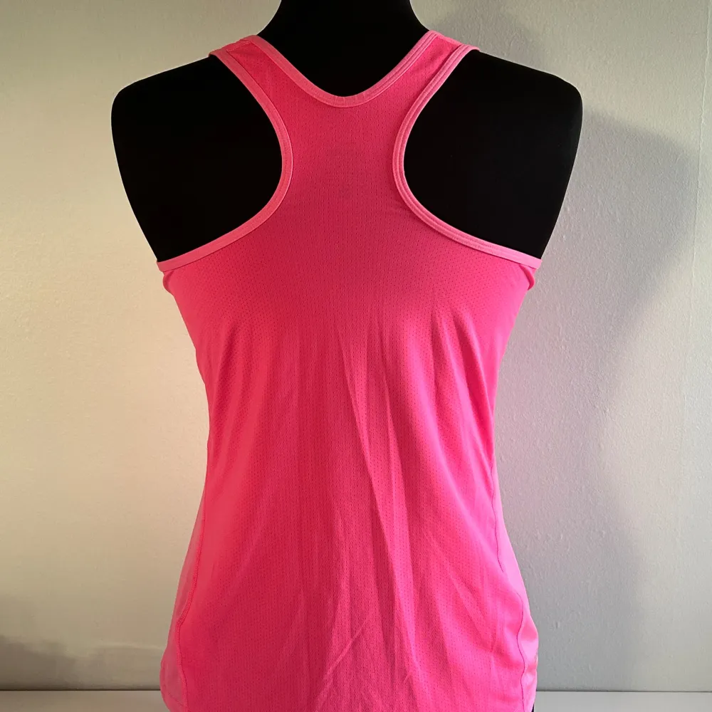 Supersnyggt rosa Nike-linne i storlek XL jr, passar perfekt till XS/S🩷Endast använt ett fåtal gånger, nyskick! Köpare står för frakt🤗. Sport & träning.