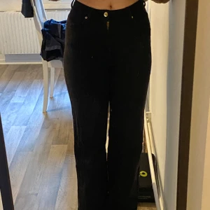 Jeans  - Svarta jeans, h&m, bra skick, mid waist 