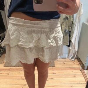 Snygg volangkjol - Säljer denna sååå snygga volangkjol i linnematerial💓💓 Den passar till allt och är så luftig och härlig nu till sommaren. Tyvärr passar den inte mig längre och därav säljer jag den.