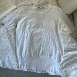 Stickad tshirt Zara - Använd någon enstaka gång. 