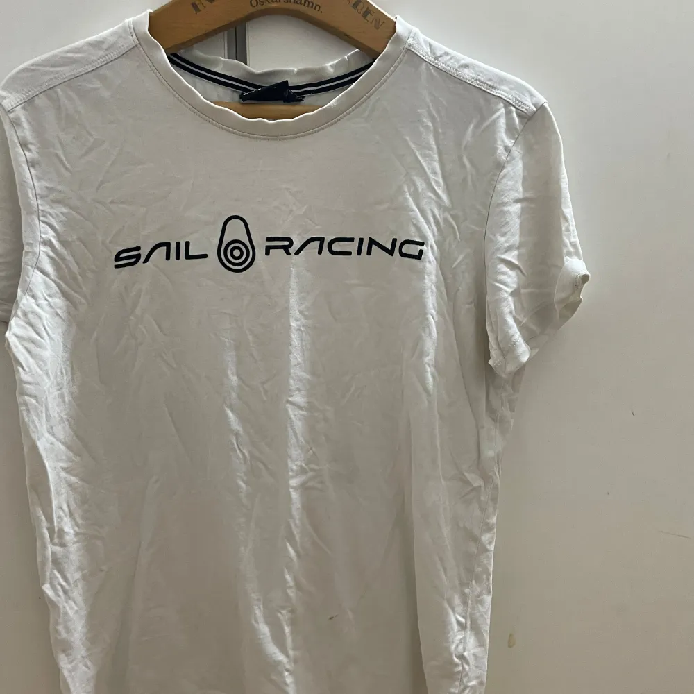 En vanlig sail racing tröja i bra skick och väldigt prisvärt . T-shirts.