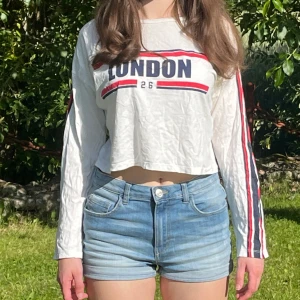 London tröja  - Anledningen till att jag nu säljer denna är pgr av att jag bytt stil💙❤️  Den har ingen skada eller fläck alls! 