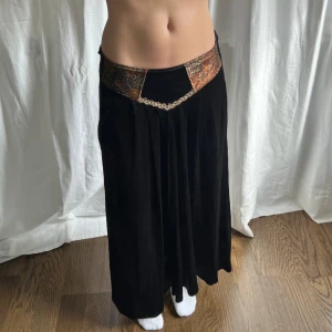 Svart långkjol - Svart vintage långkjol med fickor och leopardmönster. Jag är 176 cm 💓