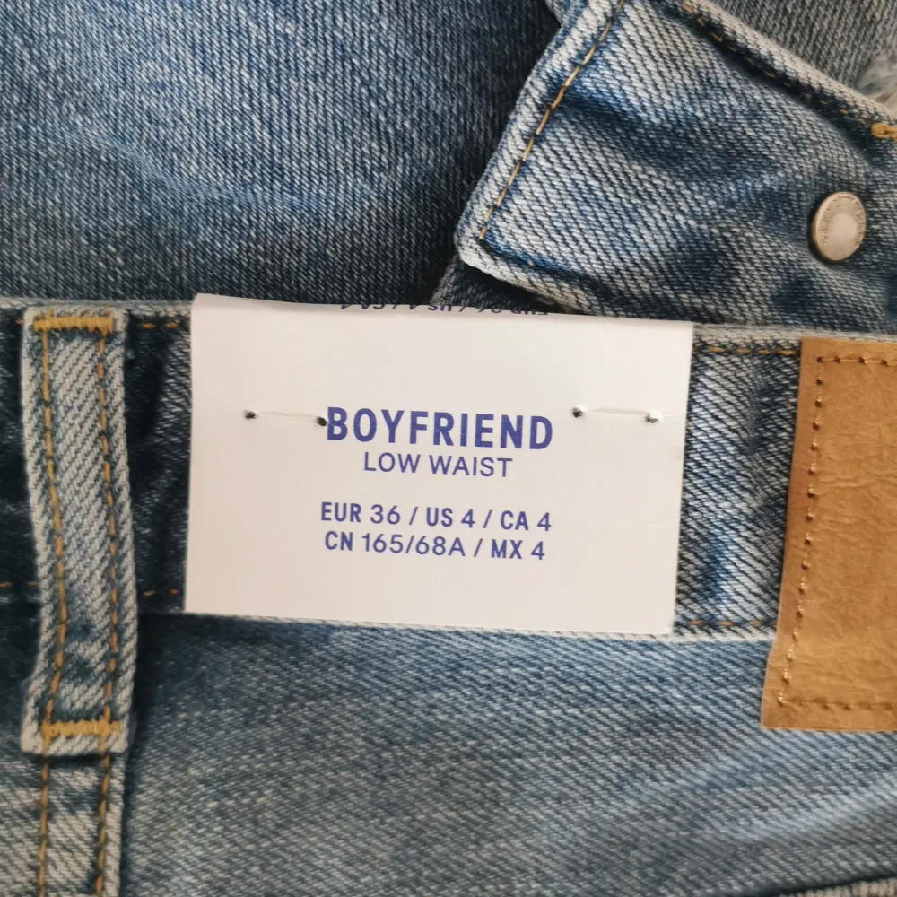 Boyfriend jeans low waist som aldrig använts. . Jeans & Byxor.