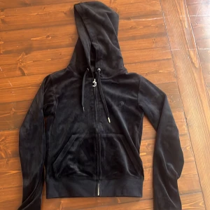 Säljer min svarta Juicy Couture tröja.säljer på grund av att den inte kommer till användning längre. Nypris 1300kr - Den är ganska gammal men i bra skick. Köper sker via Swish 