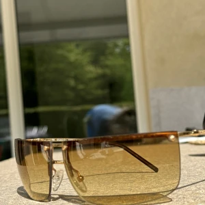 90s vintage Gucci solglasögon   - Vintage solglasögon från Gucci, inköpta på 90 talet   Mycket fint skick, endast slitet fodral