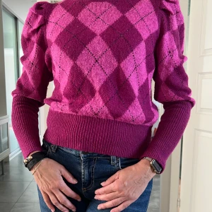 Stickad tröja med strass stenar - Liujo Milano stickad tröja med fina detaljer. Storlek 36. Nypris 1650kr Köpt förra året men är för liten för mig. 