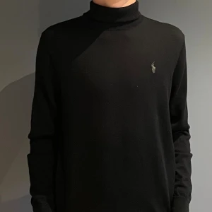 Ralph Lauren tröja - Säljer nu en Polo Ralph Lauren tröja med turtleneck i mycket fint skick! Bara använt ett fåtal gånger och väldigt klinisk med en grå logga, hör av er vid frågor/Vestment 😁