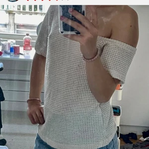 Off shoulder tröja  - Säljer denna snygga och bekväma off shoulder tröja🩵