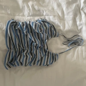 Blå randig halterneck tröja - Söt och somrig blå och vit randig halterneck topp i storlek S. Använd 2 gånger.