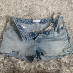 Jeansshorts - Super söta jeansshorts ifrån zara❤️‍🔥❤️‍🔥storlek M men om man vill ha dem lite större som mig funkar de till S med🤩