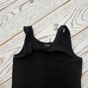 Svart tajt klänning ifrån LMTD - Jätte fin tajt klänning barn i strl 146/152 Använd med ytterst få skavanker