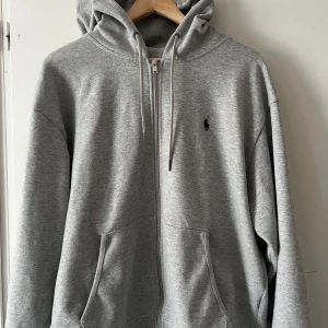 polo raulph lauren - En grå polo raulph lauren zip hoodie, Säljer den då jag köpte fel storlek så den passar inte. Det är inga hål, fläckar osv :). Pris kan diskuteras.