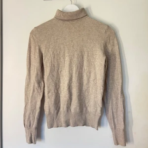 Halterneck  - Superskön tröja med hög hals från hm, storlek xs