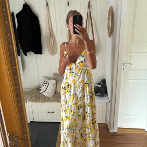 Klänning - Klänning från hm(prislapp kvar). Den har kostat 400kr men säljer den för 290kr! 🌼