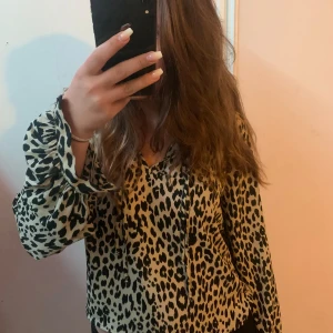 Leopard blus - Går att knyta framtill.  I väldigt bra skick!!