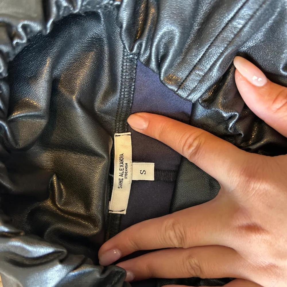 Säljer mina Sanne Alexandra Faux Leather Leggings i strl S färgen svart. Sparsamt använda! Skulle säga de är true to size. Orginalpiset är 995 kr 🫶🏼. Jeans & Byxor.