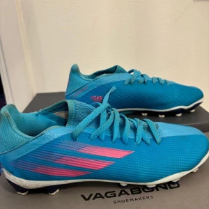 Fotbolls skor - Jätte bra och bekväma fotbolls skor med nya dobbar. Använt 2 gånger 