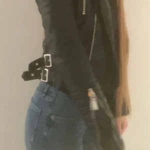 Skinnjacka - En jätte fin skinnjacka som tyvärr är för liten. Använd mycket men väldigt sparsamt. 