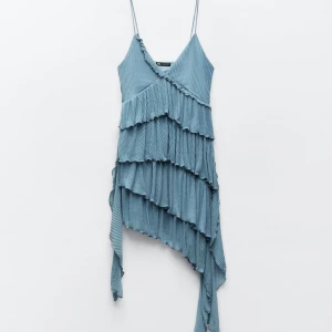 Zara asymmetrisk klänning - Blå asymmetrisk plisserad klänning från zara, i nyskick med prislappen kvar 