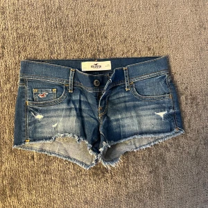 Hollister jeans shorts  - 🔻inga bilder på pga små🔻Midjebredd är 38 cm och längden på shortsen är plus minus 27 cm