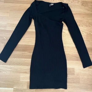 Klänning från H&M  - Säljer en jättesöt klänning från H&M som är storlek XS inget fel på de nästan som nya🤍💕