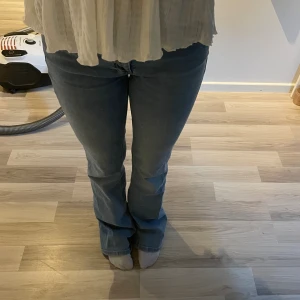 bootcut jeans (använd inte köp nu knapp!!) - säljer dessa då de ör lite för stora på mig och jag inte använder dom löngre. de har slitningar nere vid fötterna men det är egentligen ingenting som man tänker på 🩵 pris kan diskuteras!!!