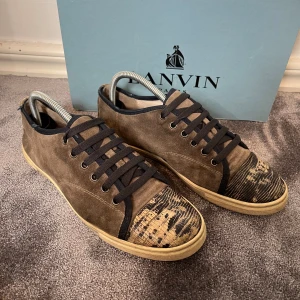 Lanvin cap toe - Hej! Säljer dessa sjukt unika lantvins i camp liknande färg. Bra skick | Storlek 40 men sitter som 41 |Nypris 4500 och Mitt pris 999 så det är inte hugget i sten! Skriv vid minsta fundering! Vh Resellsteals!