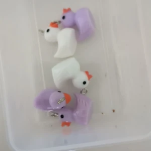 15 kr per par öronhängen  - Finns mer information på mina andra annonser och bilder på alla andra berlocker som finns skriv om ni är intresserade 