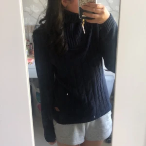 Pullover - Säljer en marinblå stickad pullover tröja från OXMO i strl. S. Skitsnyggt mönster på framsidan! Köptes vintern 24 och använd 3-4 ggr. Perfekt till sena sommarkvällar☀️☀️