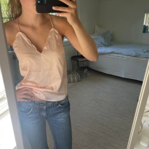 Satin linne - Säljer detta superfina linnet från bikbok i storlek xs.