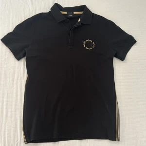 Hugo boss piké GOLD regular fit - Storlek: S Relativt bra skick på tröjan som inte. har krympt för mycket i tvätten. Sällan använd. (PRIS KAN DISKUTERAS)