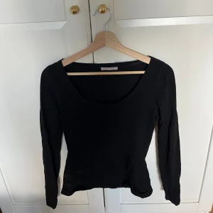 Svart långärmad tröja - En tunn långärmad tröja i storlek S från Anna Field, den är nästan helt oanvänd och är jättefin 🥰