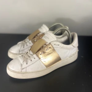 Valentino Open Skor - Hej! Säljer nu dessa Valentino Flycrews, storlek 37.5, skicket bedömer vi är slitet, tveka inte på att höra av er vid frågor kring skorna! 