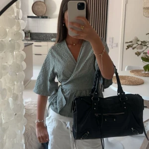 Grön/grå topp - En så fin grön/grå topp som går att knyta midjan⚡️🌸 tröjan är i storlek 36/38 så passar både S och medium och är justerbar