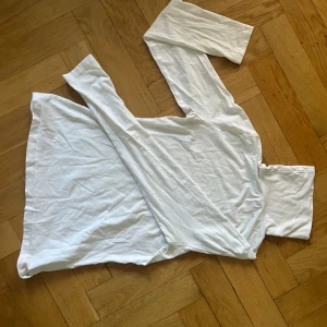 Vit tajt polotröja  - Fin tröja som är prefekt till att ha under nått annat eller för dig själv. Nacke kan vikas. Säljer då den inte kommer till användning längre. Bra skick. Kontakta vid intresse