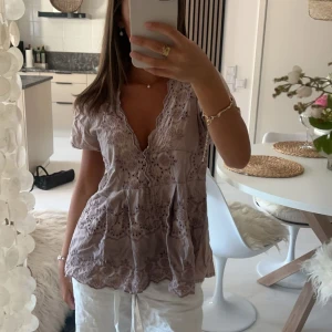 Ros blus - En super söt sommarblus som är rosa med broderi🌸⚡️✨