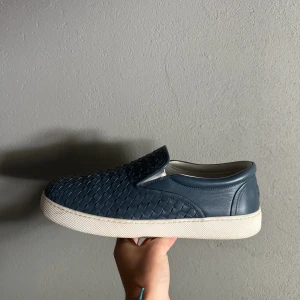 Bottega veneta slip on sneakers - Säljer nu dessa sjukt feta bottega veneta skorna i 43,5 perfekt inför sommaren, går att köpa via bhp-store.se eller via dm 