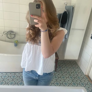 somrig topp - Jättefin topp nu till sommarn. Säljer då den inte kommer till användning💗 hör av dig ifall du har frågor eller önskar nytt pris 💗