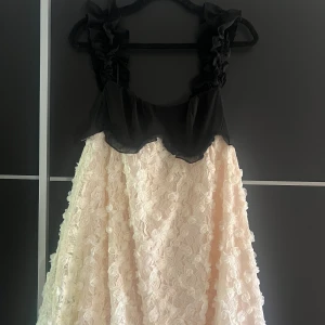 Kläning  - Superfin! Elegant kläning, väldigt kort men även skitsnyggt, minns ej märket längre men den är helt oanvänd. Köpte till ett tillfälle men den hann aldrig komma i tid så därav aldrig använd. 😊😊