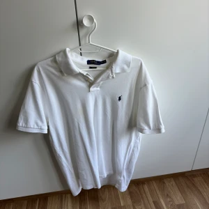 Ralph Lauren Piké - Säljer nu en Ralph lauren Piké 🙂. Tröjan är i grymt bra skick, men det som däremot är lite tråkigt är att det finns en gul fläck på tröjan (bild 4) kommer från kebabsås! 😅