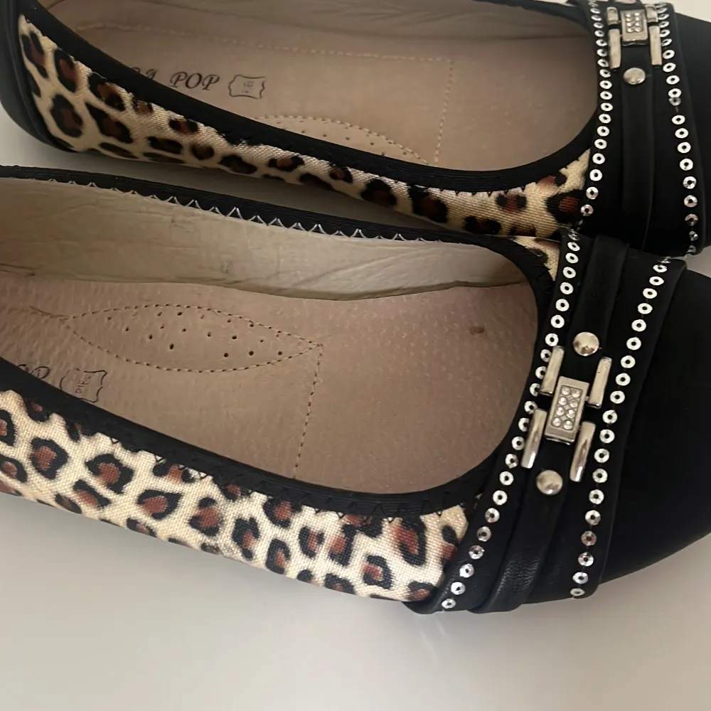 Så snygga ballerina skor i leopard mönster. Skor.