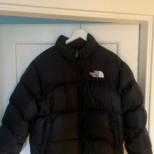 The Northface Nuptse 1996 Jacka - Säljer denna fina northface jackan, perfekt att köpa inför vintern. Den är i fint skick med inga tecken på slitage, storleken är Large