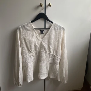 Vit blus - Använd 2 gånger så i nyskick, från Lindex och man ser materialet som bäst på sista bilden😊Passar även M beror på hur man vill att den ska sitta på. Ställ frågor om ni undrar något!