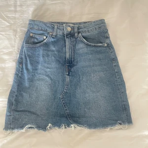Ljus blå jeans kjol - En ljus blå jeans kjol från Gina använd 2 gånger. 