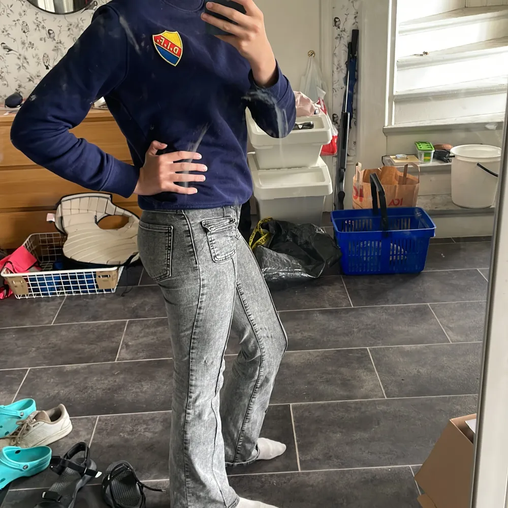 Flare jeans i gott skick! Säljer för dom börjar bli för små för mig!💗 Storlek 32 men skulle säga XXS eller XS🥰🙏. Jeans & Byxor.