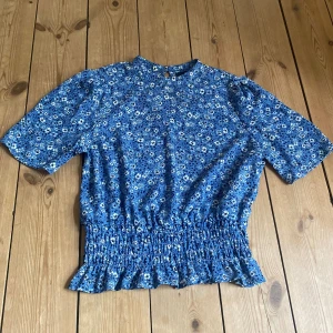 blus  - blommig blus från Gina tricot, nyskick💕